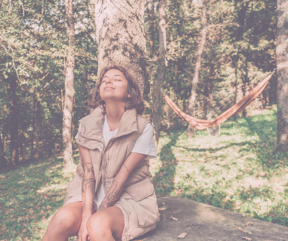 Vrouw die weer gaat luisteren naar haar gevoel. Rust en verbinding
